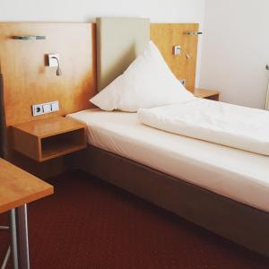 罗特Hotel Jägerhof的酒店客房,设有两张床和两张桌子