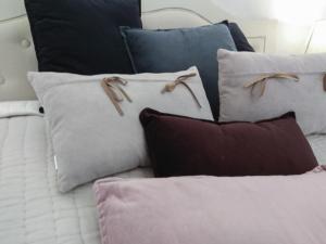 杜德尔多夫Living-in-History: Heidi Braun Cottage的床上的枕头堆