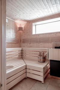 索尔登索尔登公寓的一间带浴缸和水槽的桑拿浴室