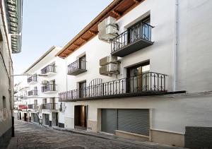蒙特弗里奥Nuevo Monteftur的白色的建筑,在街上设有阳台