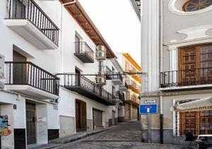 蒙特弗里奥Nuevo Monteftur的街上一条有建筑和蓝色标志的小巷