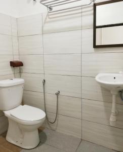 关丹Hotel Tai Wah的一间带卫生间和水槽的浴室