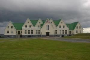 ÚlfljótsvatnLuxury Vacation House for Summer and Winter的一座带绿色屋顶和草地的大型建筑