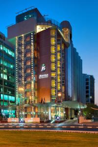 迪拜J5酒店 - 赛义德港的前面有灯的大建筑