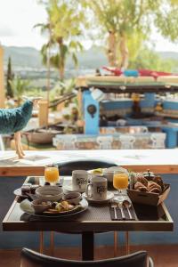 圣安东尼奥派伊维萨岛酒店的桌上的早餐盘和橙汁