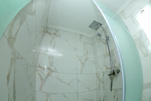 撒马尔罕Apartment on Registon Kochasi的带淋浴的浴室,配有白色大理石墙