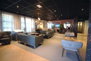 吕勒奥北极光康福德酒店的大厅里一个带沙发和椅子的等候室