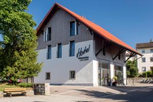 LottstettenHotel Holzscheiter的建筑的侧面有标志