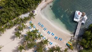 WillikiesThe Verandah Antigua - All Inclusive - Adults Only的享有棕榈树海滩和船只的顶部景色