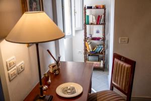 皮耶韦城卡西纳玛苏里酒店的一张桌子,上面有台灯和盘子