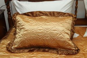 比佐瓦茨Apartman ŠOKICA的床上的棕色枕头