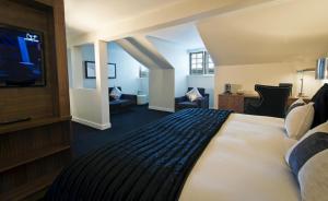 斯特灵科勒西奥酒店的配有一张床和一台平面电视的酒店客房