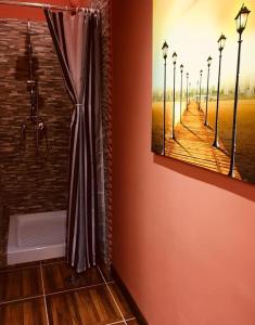 焦维纳佐Casadamare Holiday Home的浴室设有淋浴,配有一幅街道灯画