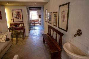 皮耶韦城卡西纳玛苏里酒店的带沙发和浴缸的客厅