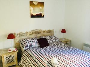 MontblancChez Tranquille, Apartment 43的一间卧室配有一张床、两个床头柜和两盏灯。
