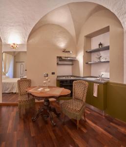 蒙多维Antico Palazzo的一间厨房,里面配有桌椅