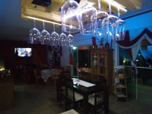 伊塔皮拉Recanto Elohim的一间天花板上挂着玻璃杯的用餐室