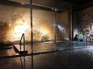 室兰Hotel Route-Inn Grand Muroran的一座带喷泉的游泳池