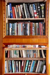 Nāmche Bāzār全景山林小屋和餐厅的书架上堆满了书