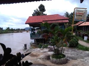 东德岛Tavendang Guesthouse的河边的建筑物