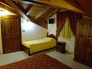 VerrayesAffittacamere Les Noyers的一间卧室配有一张黄色床罩的床