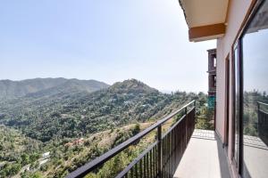 西姆拉Hotel Kaithli Hills Shimla的山景阳台。