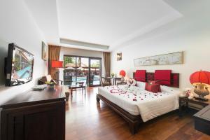 蔻立Khaolak Oriental Resort - Adult Only的一间卧室设有一张床和一间客厅。