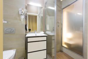 格尼玛库赛酒店的一间浴室