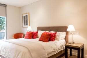 玛格丽特河星座公寓的一间卧室配有一张带红色枕头的大床