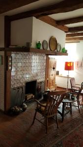 博霍尔特Bauernhof Barlo的客厅配有桌子和壁炉