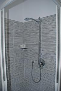 阿佐诺圣保罗Bonne Nuit Guest House的浴室内配有淋浴和头顶淋浴