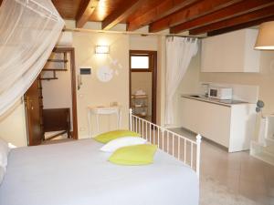利莫内-苏尔加达Appartamenti Ca' nei Vicoli的一间卧室配有白色床和黄色枕头