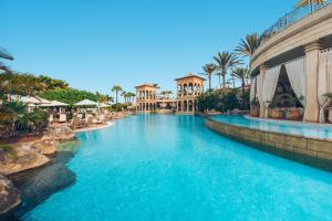 艾米拉多伊贝罗斯塔精选大酒店 - 仅限成人内部或周边的泳池