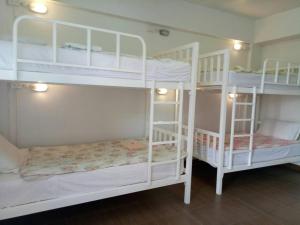 TT Hostel Chiangrai客房内的一张或多张双层床
