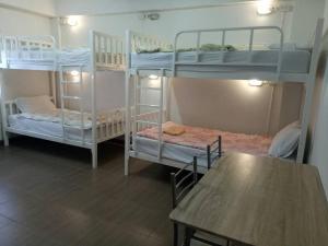 TT Hostel Chiangrai客房内的一张或多张双层床