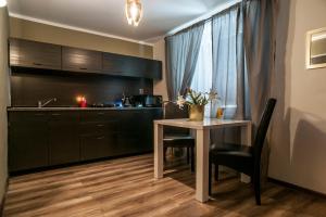 哈维若夫STING Apartments Havířov的厨房配有桌子、水槽和台面