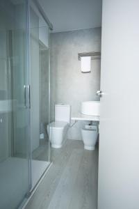 瓦伦西亚索尔海滩酒店的一间带卫生间和玻璃淋浴间的浴室