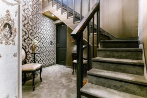 威尼斯埃尔凯鲁比尼旅馆的走廊设有楼梯和楼梯