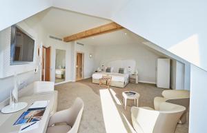 阿尔宗Appartements La Cigale的一间卧室设有一张床和一间客厅。