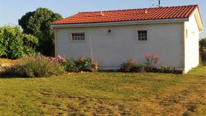 VrillantLe Soleil en Gironde的一间白色的小房子,有红色的屋顶