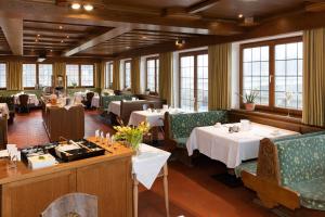 塞布鲁克瓦赛曼希酒店的用餐室设有桌椅和窗户。