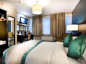 金斯林Globe Hotel Wetherspoon的酒店客房设有一张大床和一张书桌。