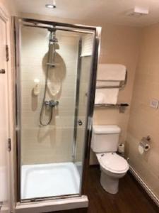 金斯林Globe Hotel Wetherspoon的带淋浴和卫生间的浴室