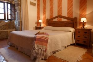 CoveloLugar dos Devas的一间卧室配有一张床、一个梳妆台和一扇窗户。