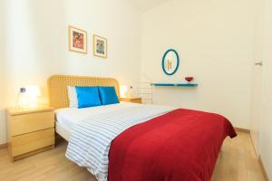 华沙Rental Apartments Wilcza的一间卧室配有一张带红色和蓝色毯子的床