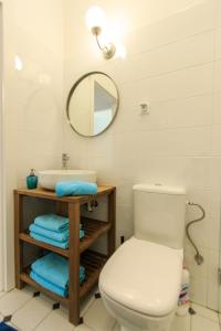 华沙Rental Apartments Wilcza的浴室配有白色卫生间和盥洗盆。
