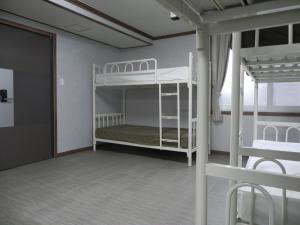 Jeonju International Hostel客房内的一张或多张双层床
