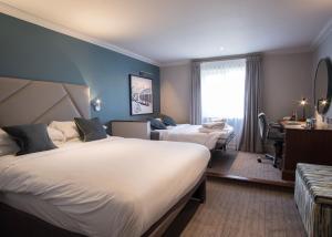 克努斯福德科腾斯酒店及Spa的酒店客房设有两张床和窗户。