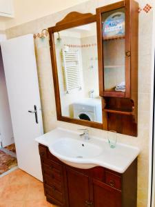 加埃塔Lions Residence的一间带水槽和镜子的浴室