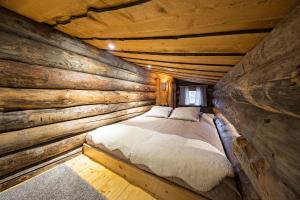 鲁卡UnelmaKaukelo的小木屋卧室内的一张床位